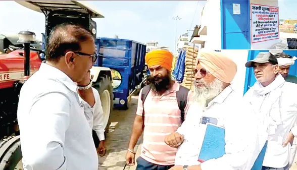 गेट पास नहीं मिलने पर भड़का किसान, जेब से माचिस निकाल बोला- यहीं आग लगाऊंगा